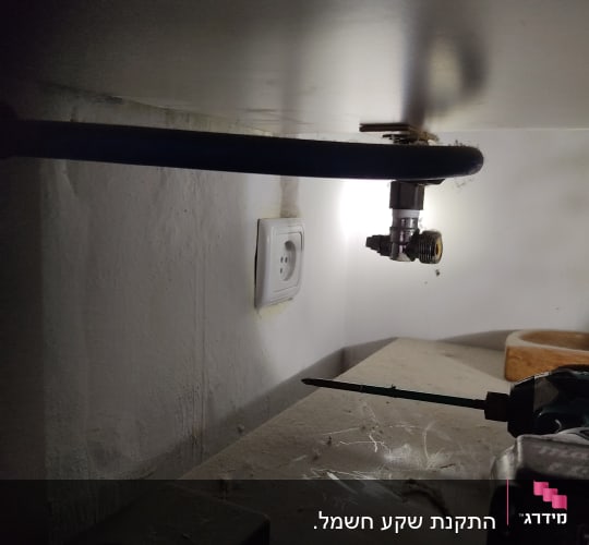 שקע חשמלי, כבל, מברג חשמלי מתחת לשולחן